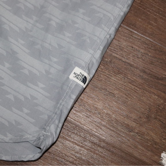 ❗️The North Face Button Down Shirt Large ❗️ - Picture 3 of 3